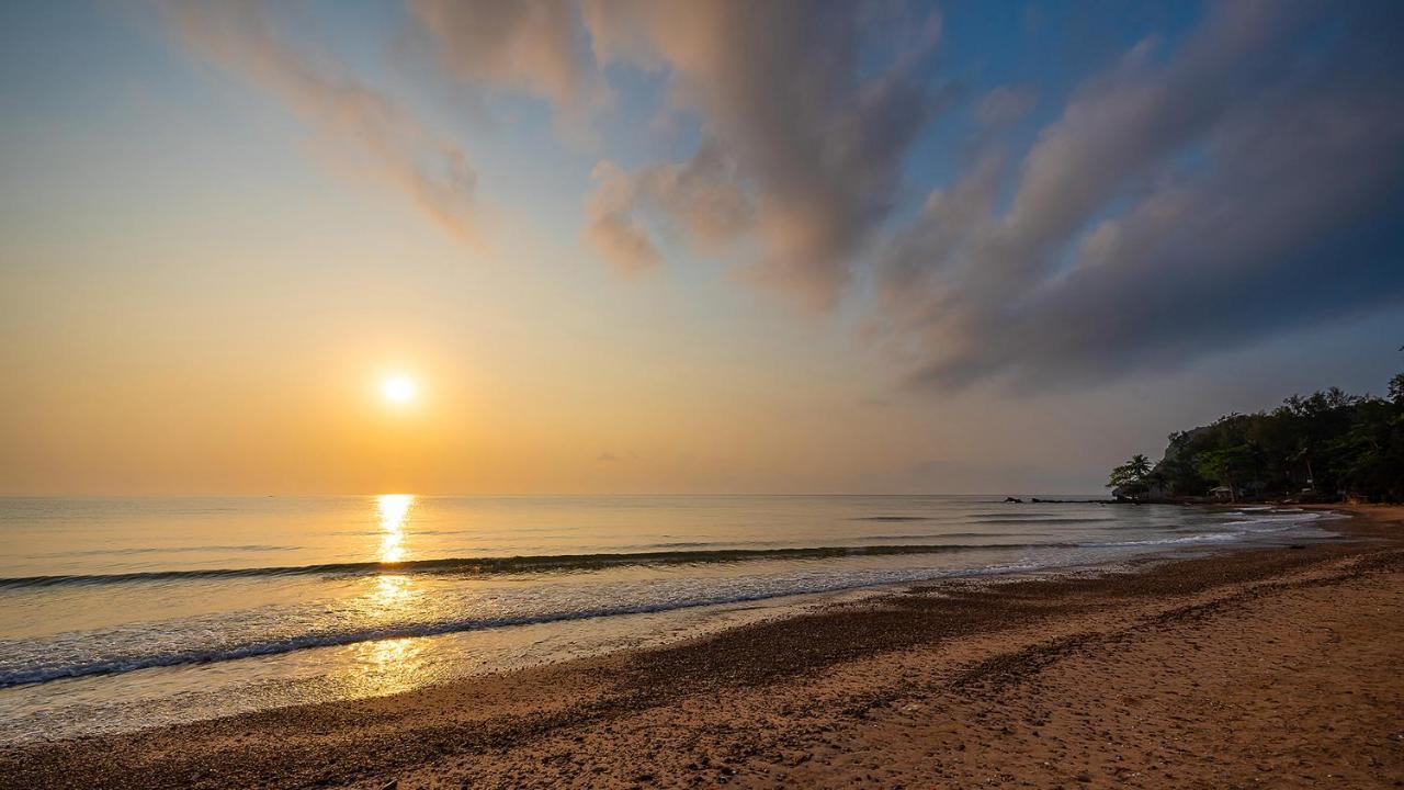 Ban Saithong Beach Resort Bang Saphan Noi Dış mekan fotoğraf